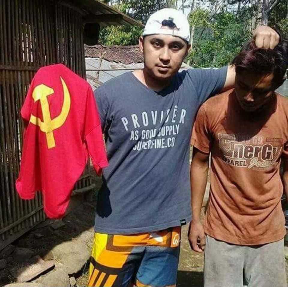 Ini Foto-Foto Pemuda Wonosobo yang Kebengkel Pakai Kaos Palu Arit