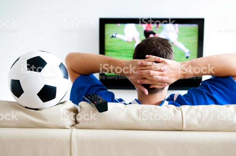 Momen Tidak Menyenangkan Saat Menonton Siaran Langsung Sepak Bola