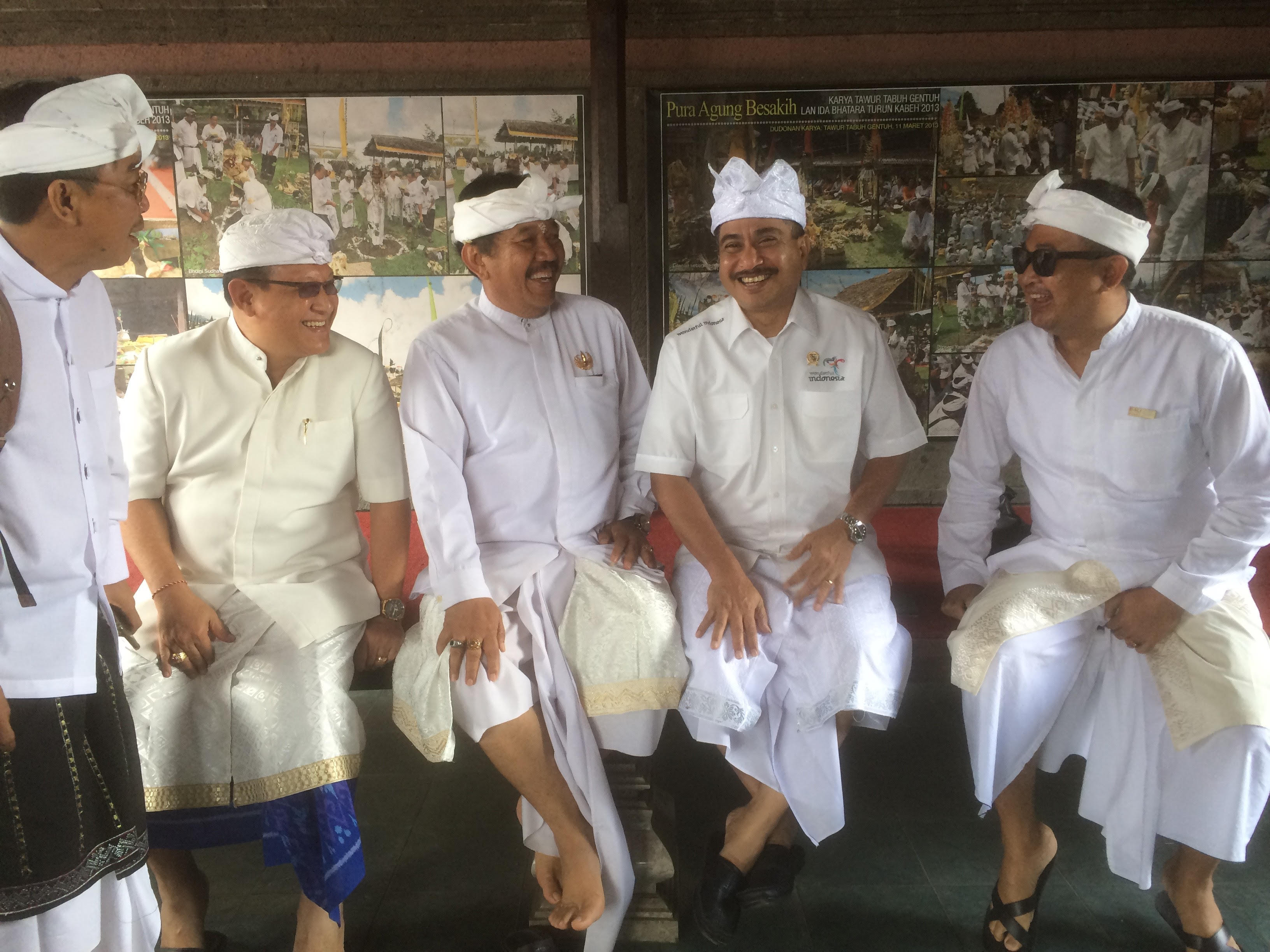 Menpar Menunjukkan Bali Aman dengan Datang ke Pura Besakih