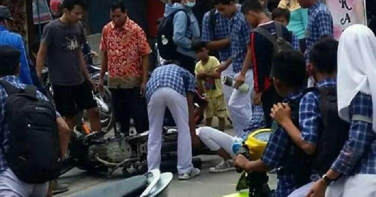 KIDS ZAMAN NOW, Sok-sokan jumping di jalan, kakinya masuk ke roda motor