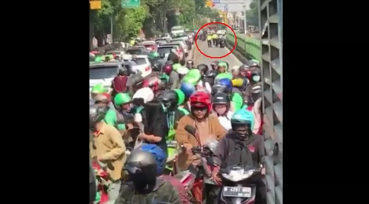 Aksi Kocak Bikers Gotong Royong Angkat Motor Keluar Busway KASKUS