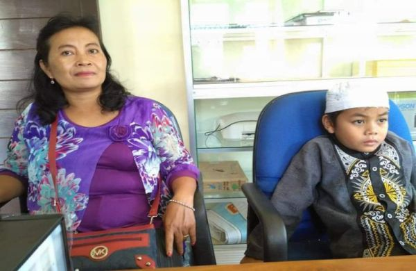 Orangtua Non Muslim Antar Anaknya ke KUA untuk Masuk Islam