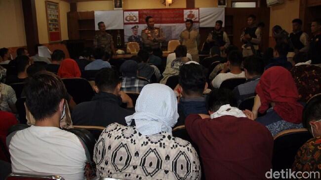 Polisi Amankan 51 Pria Diduga Gay di Tempat Sauna Jakpus