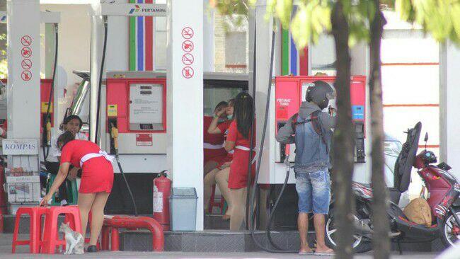 Bikin Heboh, Petugas SPBU Berpakaian Dress Mini Layani Pengendara