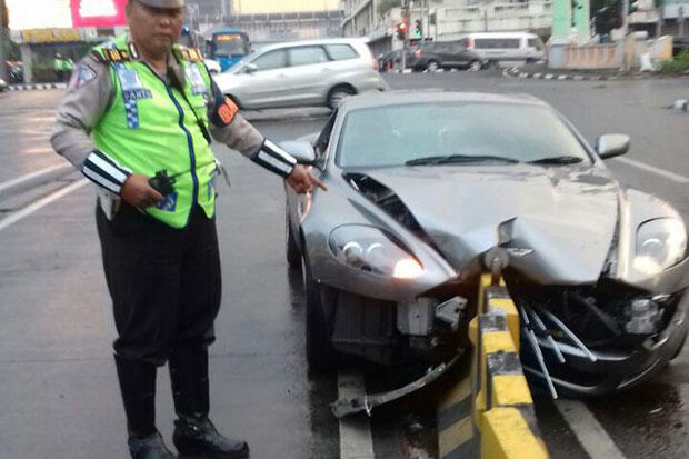 Pembatas Jalan Bikin Celaka, Tanggung Jawab Siapa?