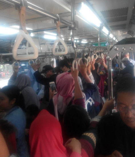 Hari Pertama Beroperasi, KRL Cikarang Padat Penumpang