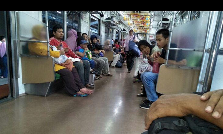 Hari Pertama Beroperasi, KRL Cikarang Padat Penumpang