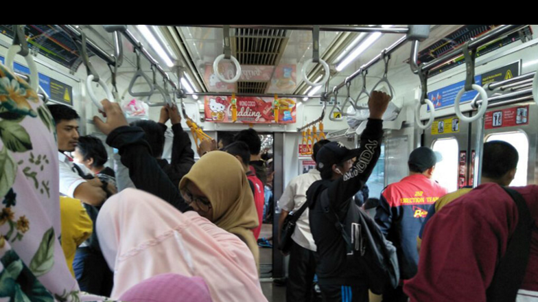 Hari Pertama Beroperasi, KRL Cikarang Padat Penumpang