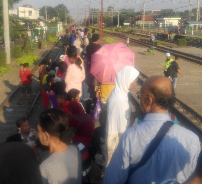 Hari Pertama Beroperasi, KRL Cikarang Padat Penumpang