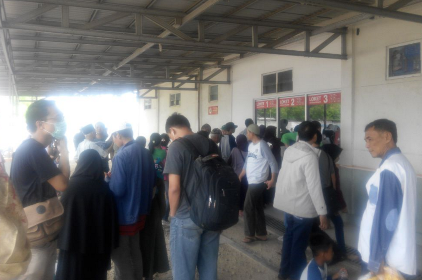 Hari Pertama Beroperasi, KRL Cikarang Padat Penumpang