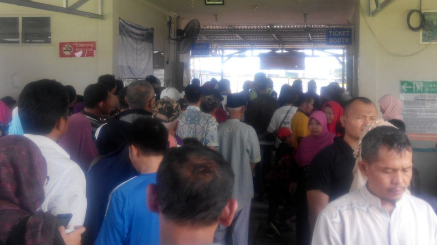 Hari Pertama Beroperasi, KRL Cikarang Padat Penumpang