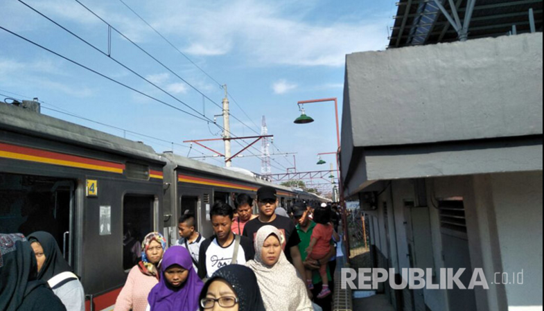 Hari Pertama Beroperasi, KRL Cikarang Padat Penumpang