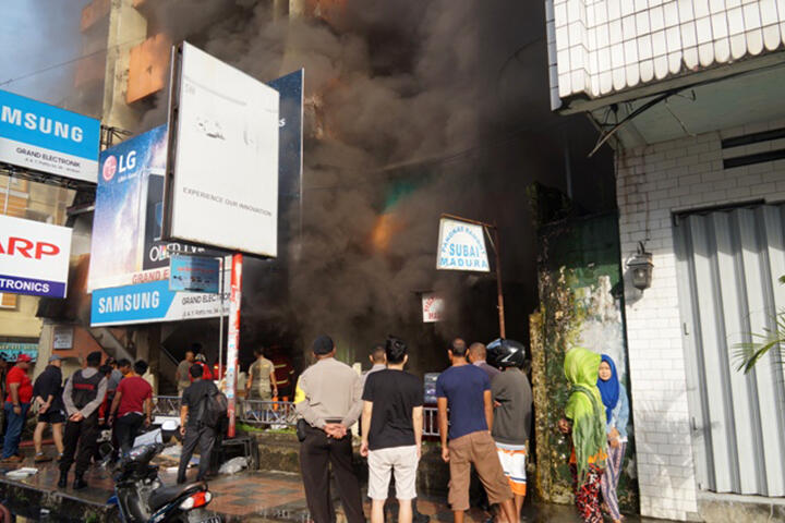 Gedung Puskud Terbakar, Jalan Pusat Kota Ambon Ditutup
