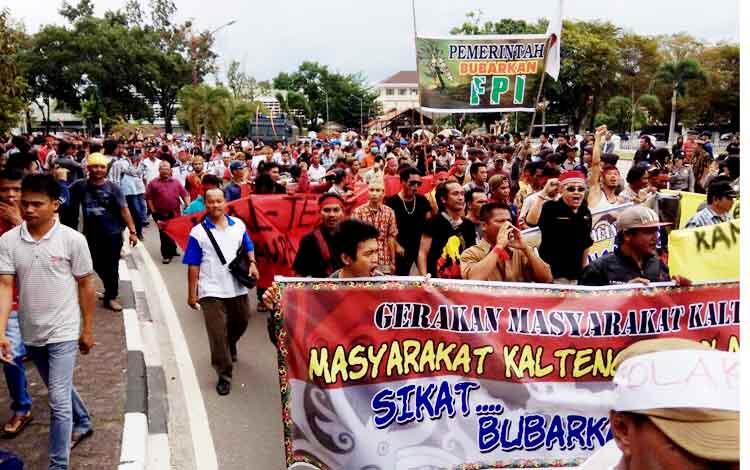 FPI vs Dayak: Kau bilang kami KAFIR