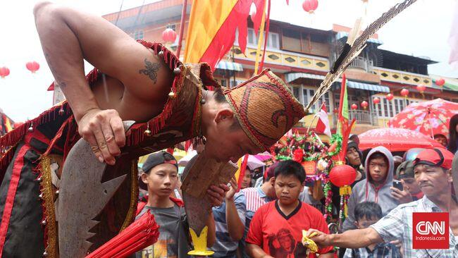 FPI vs Dayak: Kau bilang kami KAFIR