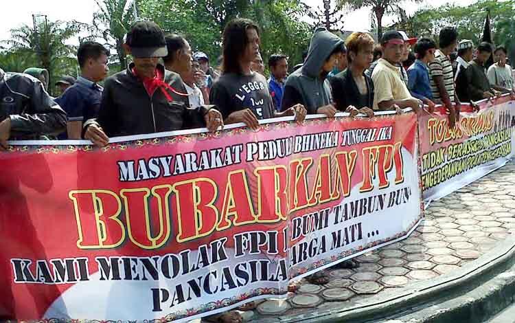 FPI vs Dayak: Kau bilang kami KAFIR