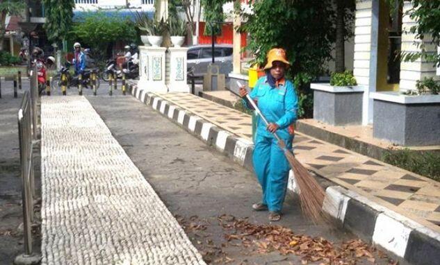 Meski Hanya Seorang Tukang Sapu Wanita ini Sangat Dihormati Gan, Alasannya Bikin Haru