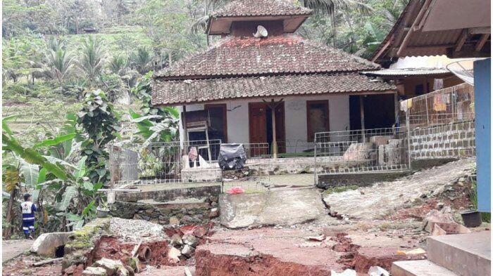 Longsor Pangandaran, Masjid Miring sampai Jalan Terbelah