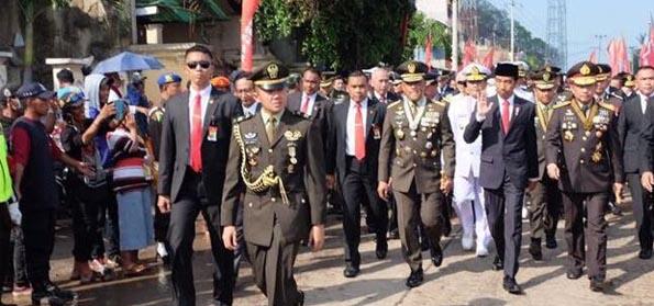 JKW Jalan Kaki 2 KM di HUT TNI 72, Ini Sindiran Prabowo untuk Tokoh yg Suka Selfie