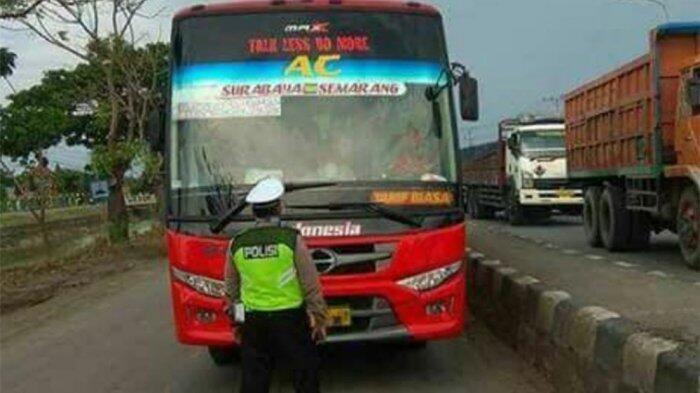 Tercyduk!!! Ketahuan Melawan Arus, Bus Dipaksa Mundur Sama Polisi