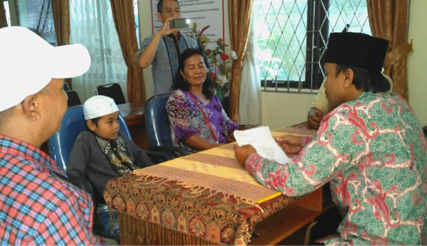 Masih 8 Tahun Bocah Ini Putuskan Jadi Muallaf, Alasannya Bikin Terharu Gan!