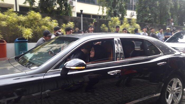 Hotman Paris Ajak Syahrini dan Aisyahrani Naik Mobil Mewah Bentley