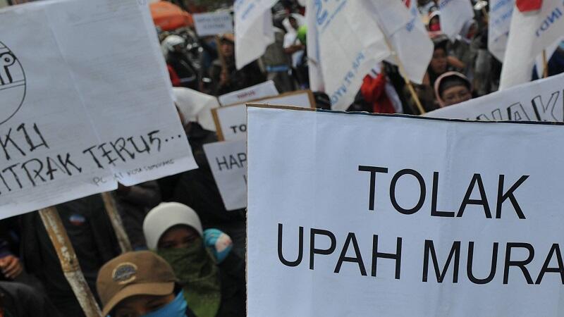 Tuntut Kenaikan Upah Minimum, Massa Buruh Mulai Penuhi Monas