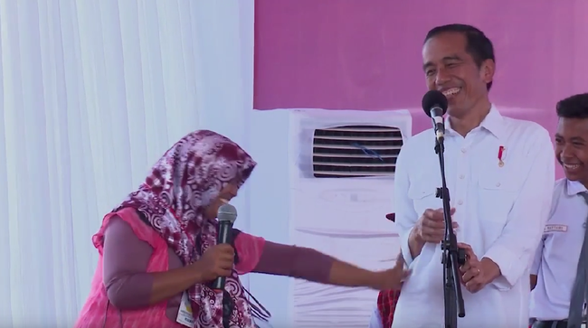 Saat Jokowi 'Dipukul' Emak-emak yang Tak Lancar Sebutkan Pancasila