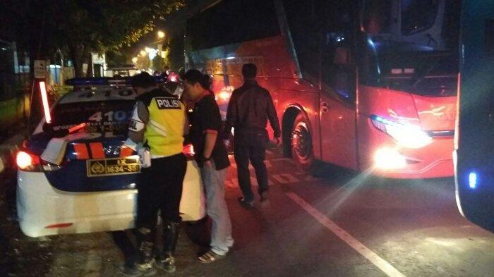 Tercyduk!!! Ketahuan Melawan Arus, Bus Dipaksa Mundur Sama Polisi