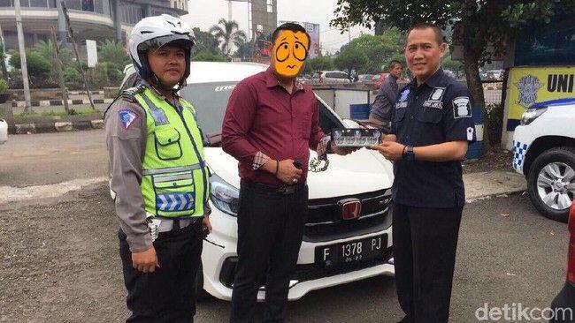 Polisi Tilang Pengemudi Mobilio Pakai Strobo yang Viral di Medsos