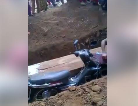 Pemakaman ini nggak biasa, sepeda motor dikubur bersama jenazahnya ( hahhh???!! )