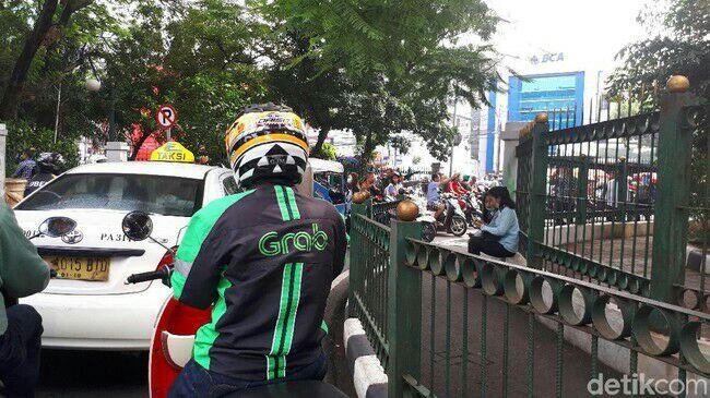 Semrawut Ojek Pangkalan dan Online yang Mangkal di Trotoar Cikini
