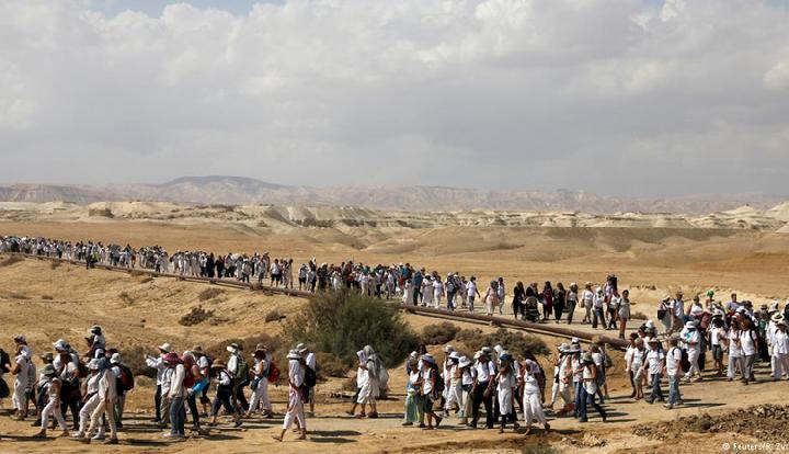 Perempuan Palestina-Israel Gandeng Tangan Gelar Aksi Damai