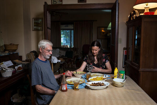 Fotografer Ini Keliling Amerika Serikat Hanya untuk Abadikan Momen Makan Malam