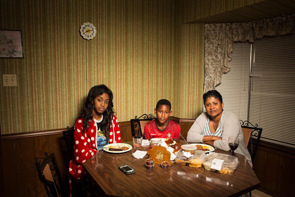 Fotografer Ini Keliling Amerika Serikat Hanya untuk Abadikan Momen Makan Malam
