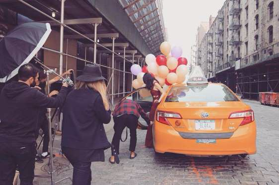 Foto-Foto Velove Vexia Saat di New York, Cantik &amp; Tampak Smart