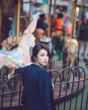 Foto-Foto Velove Vexia Saat di New York, Cantik &amp; Tampak Smart