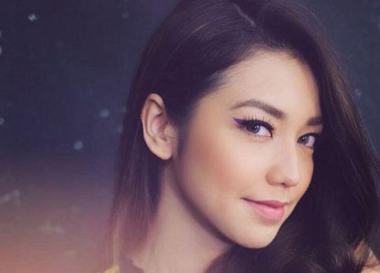 Foto-Foto Velove Vexia Saat di New York, Cantik &amp; Tampak Smart