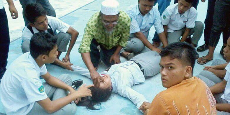 Menurut Psikolog, Kesurupan Terjadi Bukan Karena Kemasukan Setan. Ini Penjelasannya