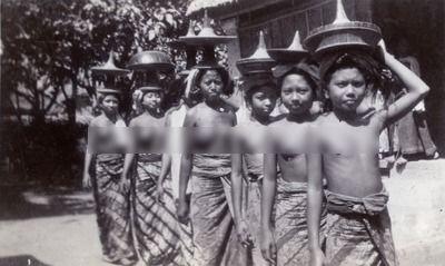 Para Perempuan Bali yang Telajang dada
