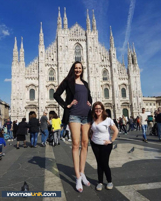 Model Tertinggi di Dunia, Tinggi Tubuhnya Mencapai 205cm