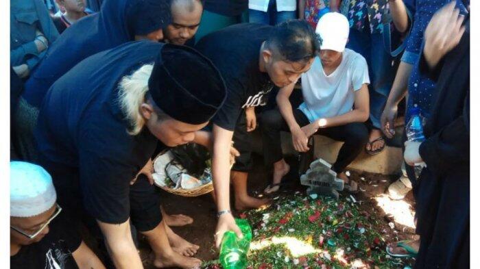 Hujan Mengiringi Prosesi Pemakaman Ayah Komedian Sule