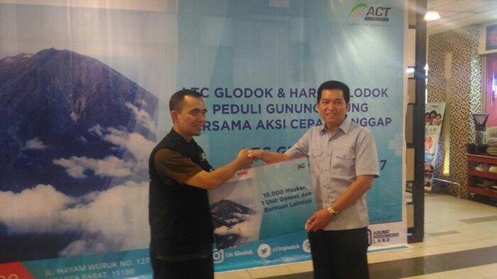 Ribuan Pedagang LTC Glodok Bantu Warga yang Mengungsi Akibat Aktifnya Gunung Agung