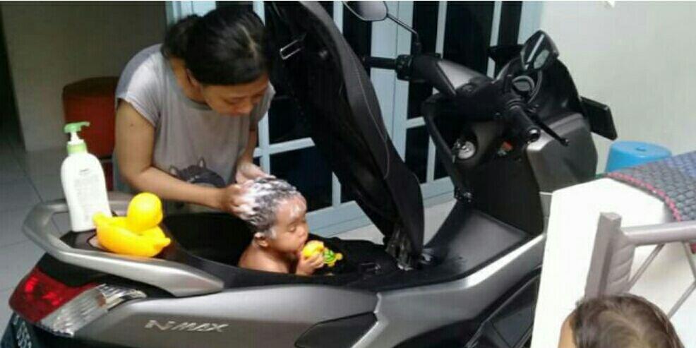 Kocak, ibu ini mandikan anaknya di bagasi motor Yamaha NMAX

