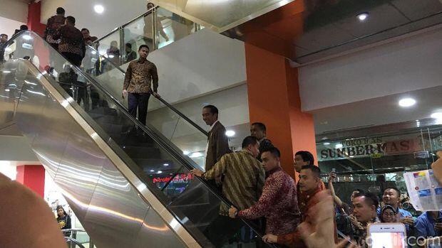 Jokowi Jadi Rebutan Pengunjung Mal Palembang Trade Center