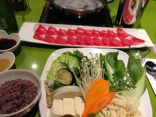 Slurrp! Asyiknya Makan Siang Hangat dengan Shabu-shabu di 6 Tempat Ini
