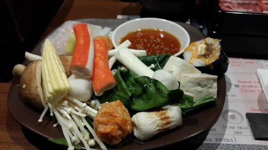 Slurrp! Asyiknya Makan Siang Hangat dengan Shabu-shabu di 6 Tempat Ini