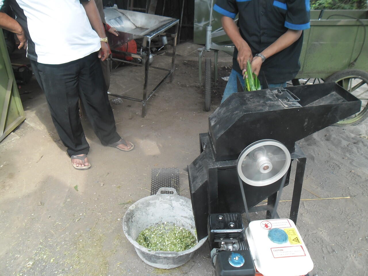 mesin pencacah rumput