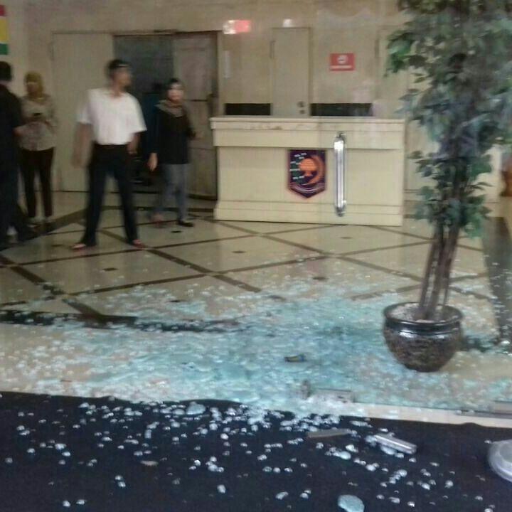 Kerusuhan Di Kantor Kemendagri RI Akibat Demo Kalah Pilkada Di Tolikara