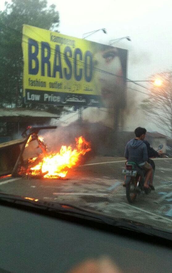 Jalur Di Puncak Bogor Macet Ada Sejumlah Pedagang Membakar Kayu Ditengah Jalan